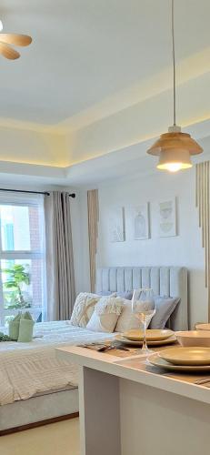 Luxury Bohemian Suite Venice Canal Mall & BGC Views — 4-Star Luxury Hotel in Manila, Philippines
