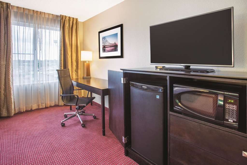 La Quinta Inn & Suites by Wyndham O'Fallon IL St. Louis - photo 12