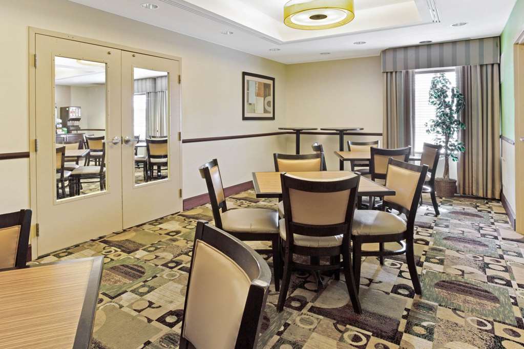La Quinta Inn & Suites by Wyndham Lancaster - photo 20