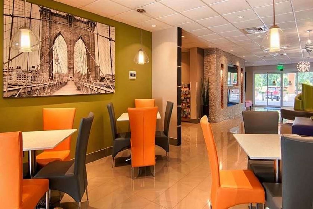 Days Inn & Suites by Wyndham Bonita Springs North Naples - photo 3