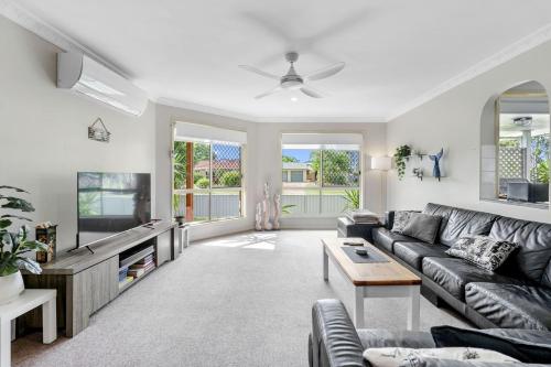 'Wattlebird Lane' Sunny Family Friendly Abode — hotel in Hervey Bay