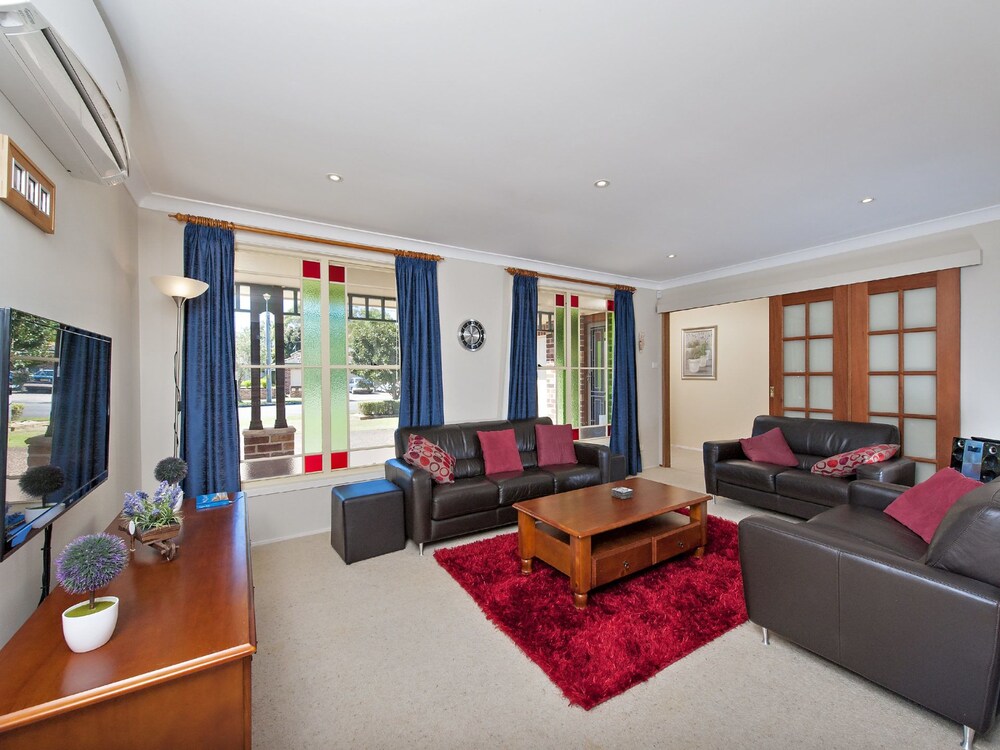 The Bay House Shoal Bay huge five bedroom holiday home with WiFi and Foxtel — 4-Star Luxury Hotel in Shoal Bay, Australia