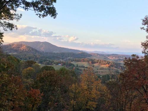 Top of the Line Asheville Mountain Cabin — 4-Star Luxury Hotel in Leicester, United States