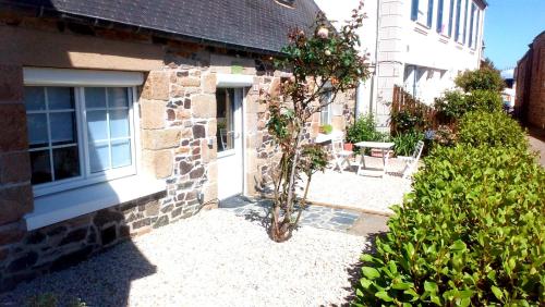 Ty Jeanne Le Charme de la Pierre Au Coeur du Village — hotel in Plougasnou