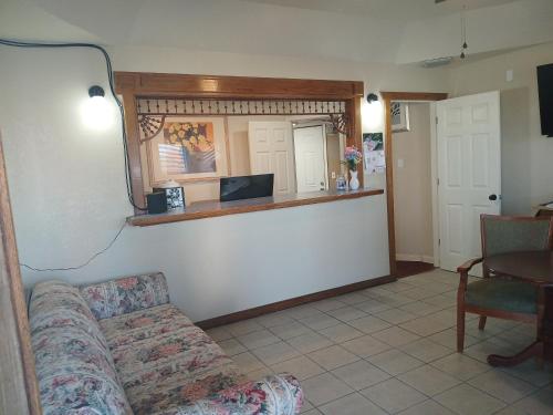 76 Family Inn - photo 9