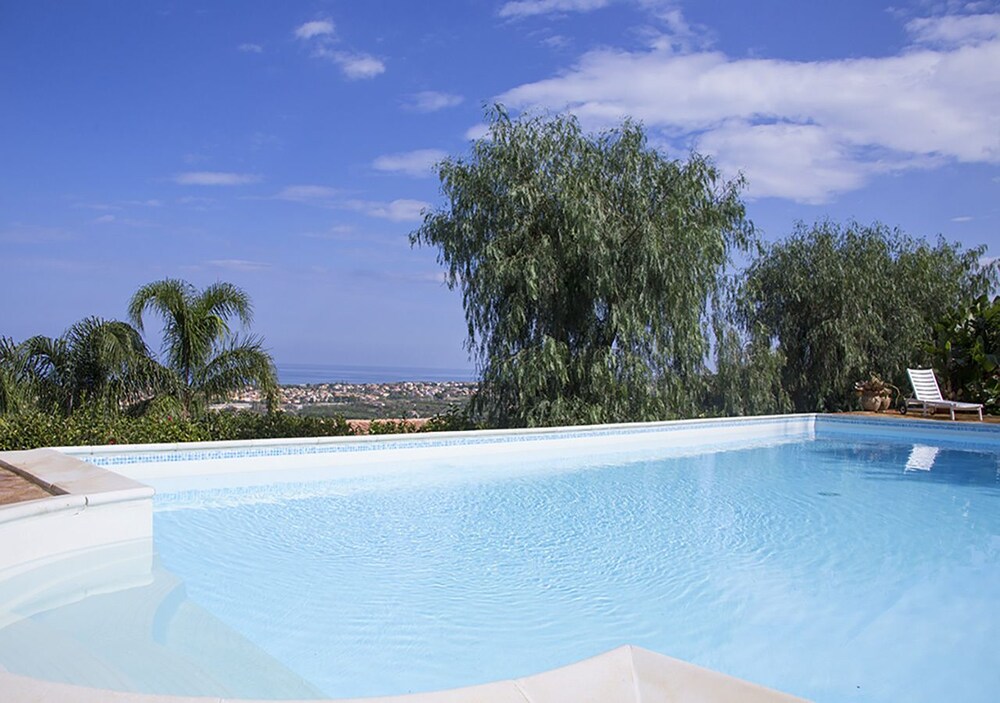 Casette di Calzata — 4-Star Luxury Hotel in Campofelice Di Roccella, Italy