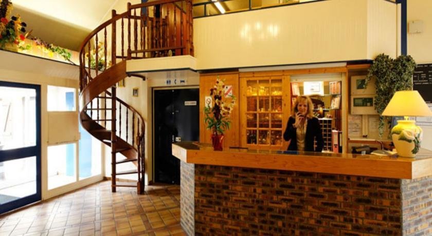 Hôtel du Lac in Saulx-Les-Chartreux, France