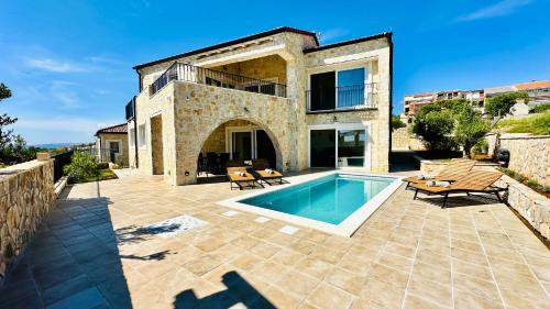 Vista Villas Apartment Endless Summer — 4-Star Luxury Hotel in Razanac, Croatia
