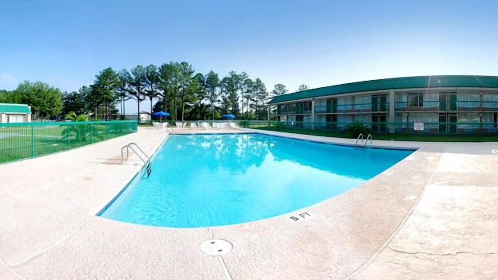Econo Lodge Douglas - photo 40