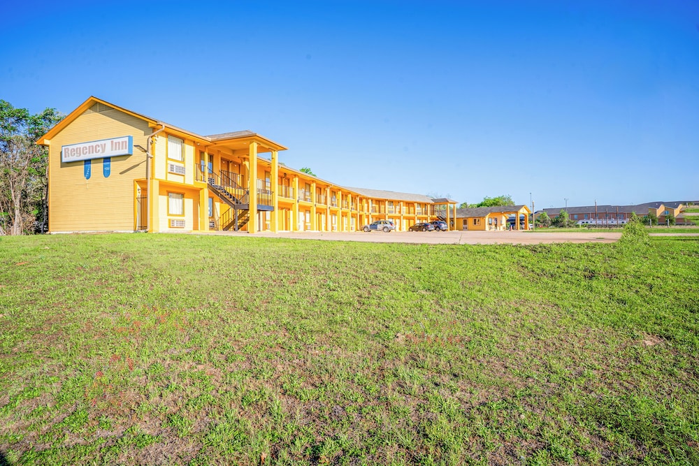 Regency Inn By OYO Rockdale TX - photo 38