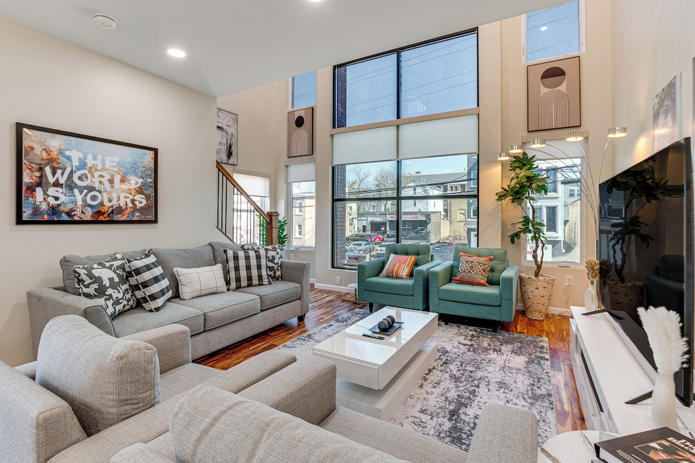 Luxe Newark Retreat w Rooftop Deck: Pets Welcome — 4-Star Luxury Hotel in Newark, United States
