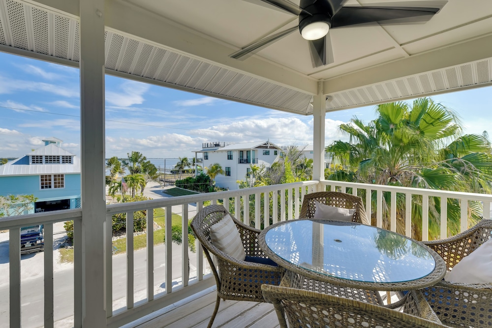 Steps To Ocean And Bay Bradenton Beach Townhome — 4-Star Luxury Hotel in Bradenton Beach, United States