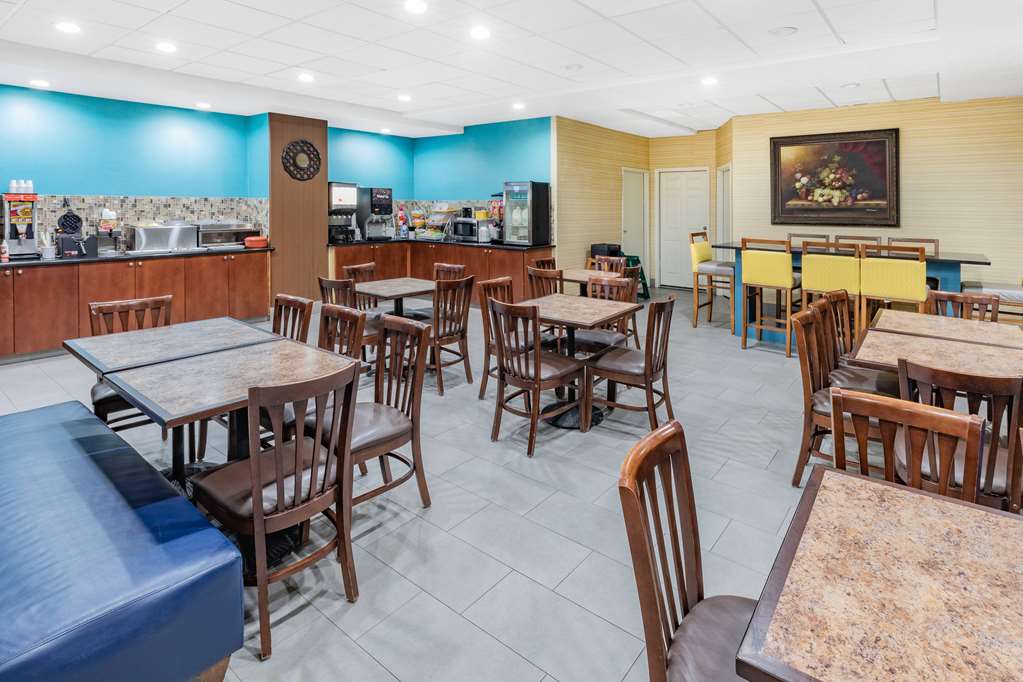 Days Inn & Suites by Wyndham San Antonio near Frost Bank Center - photo 8