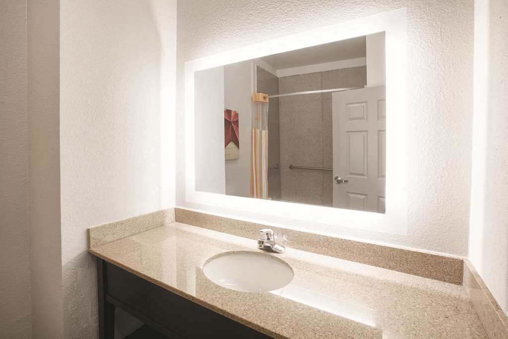 La Quinta Inn & Suites by Wyndham Mansfield TX - photo 10