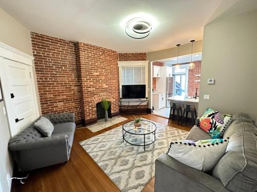 Big Brick 2 Bedroom apartment in Victorian Village — 4-Star Luxury Hotel in Columbus, United States