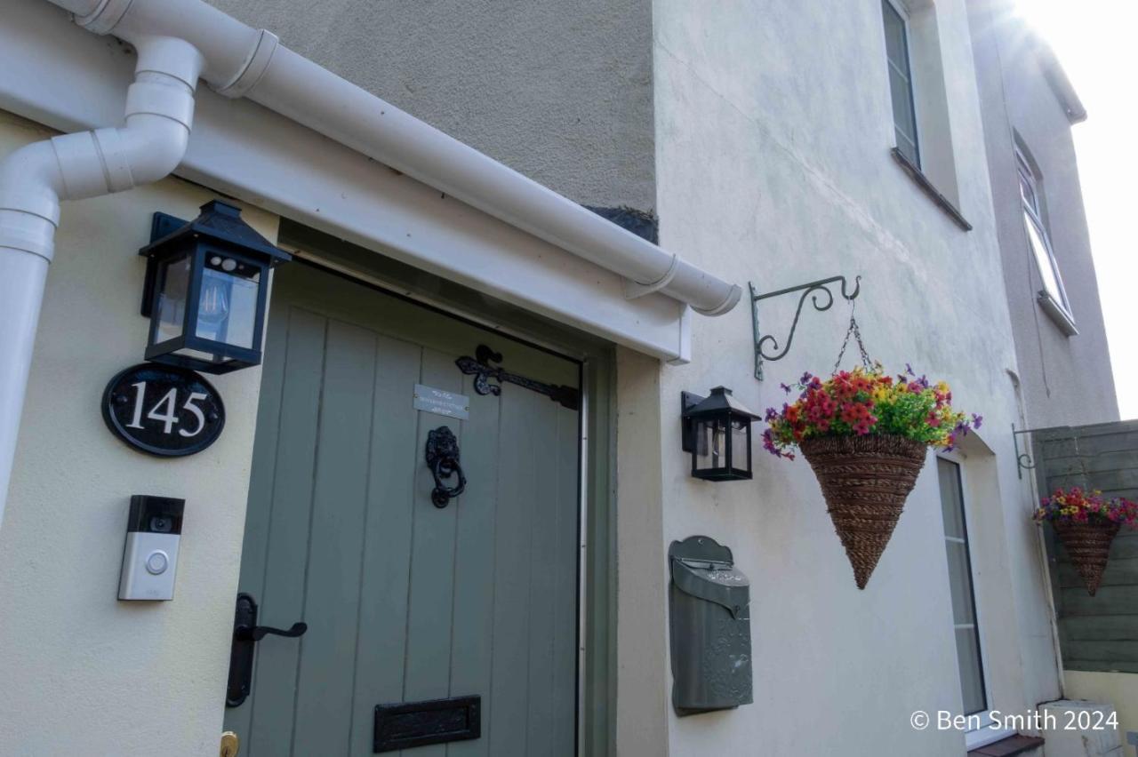 Charming 2 BR Cottage in Stonehouse with Courtyard Garden and Log Fire — 4-Star Luxury Hotel in Stonehouse, United Kingdom