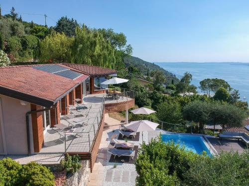 Villa Vela — 4-Star Luxury Hotel in Torri Del Benaco, Italy