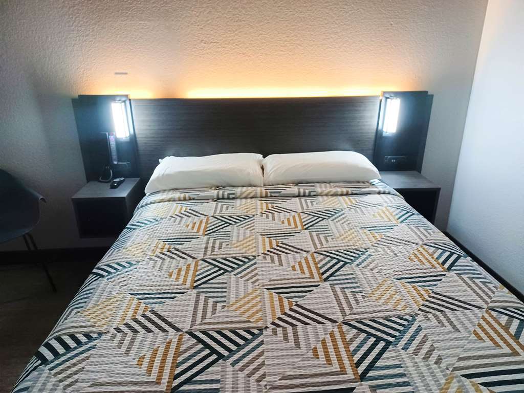 Motel 6 Fresno CA Blackstone North - photo 9