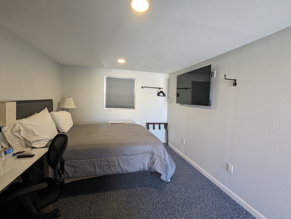 Silver Moon Motel & Suites - photo 4