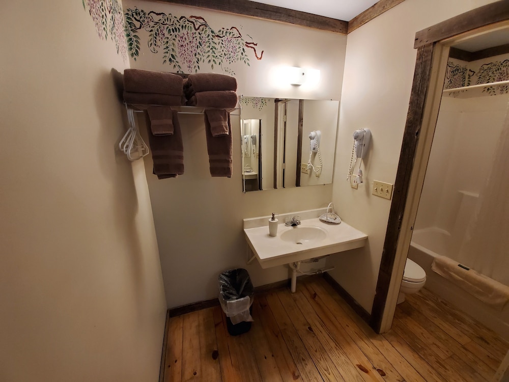 Jamesport Inn - photo 27