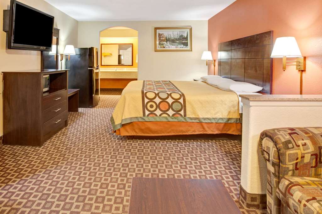 Super 8 by Wyndham Mont Belvieu Baytown East - photo 10
