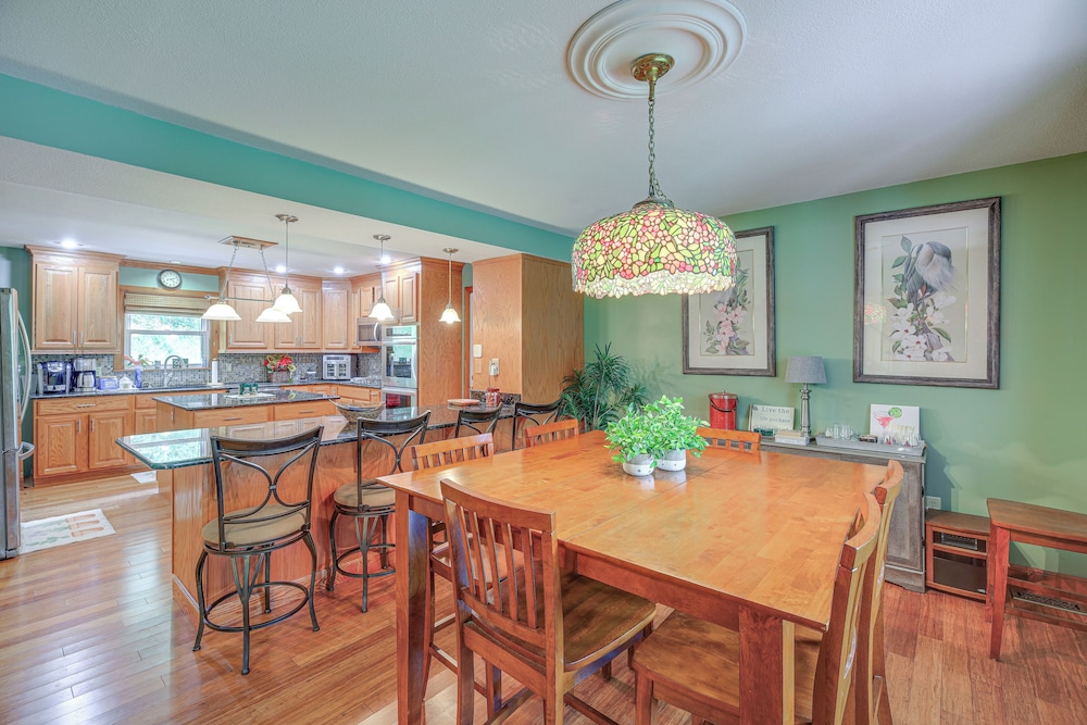Peaceful Bluff City Retreat W Fire Pit Grill — Poplar Bluff