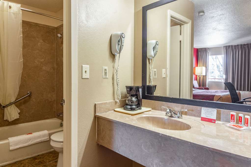 Econo Lodge Meridian South - photo 13