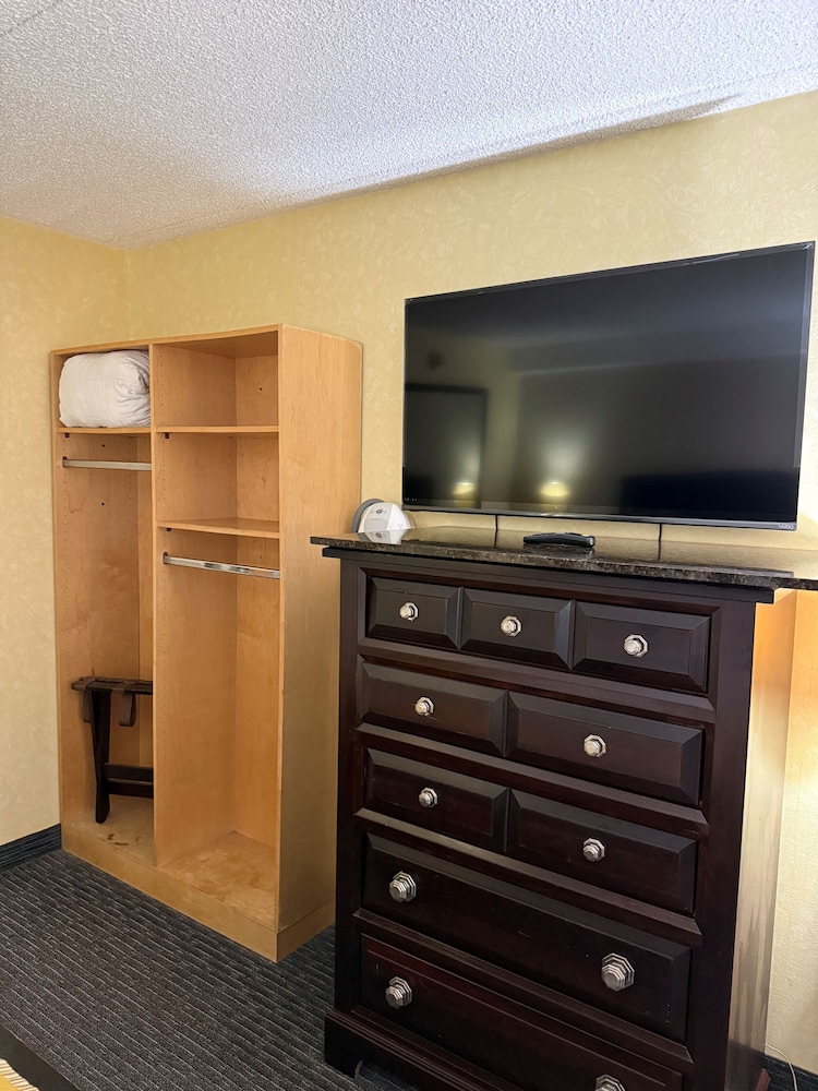 Marvin's Garden Inn - photo 24