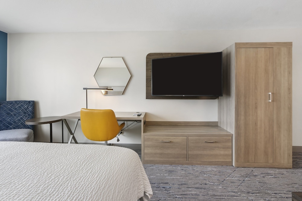 Holiday Inn Express Hotel & Suites Peru Lasalle Area an IHG Hotel - photo 2