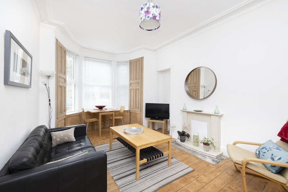 JOIVY Charming Apartment near Leith Links with Patio — 4-Star Luxury Hotel in Edinburgh, United Kingdom
