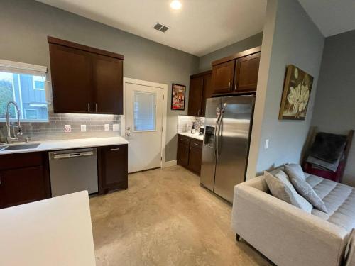 Modern Home In North central Austin - photo 3
