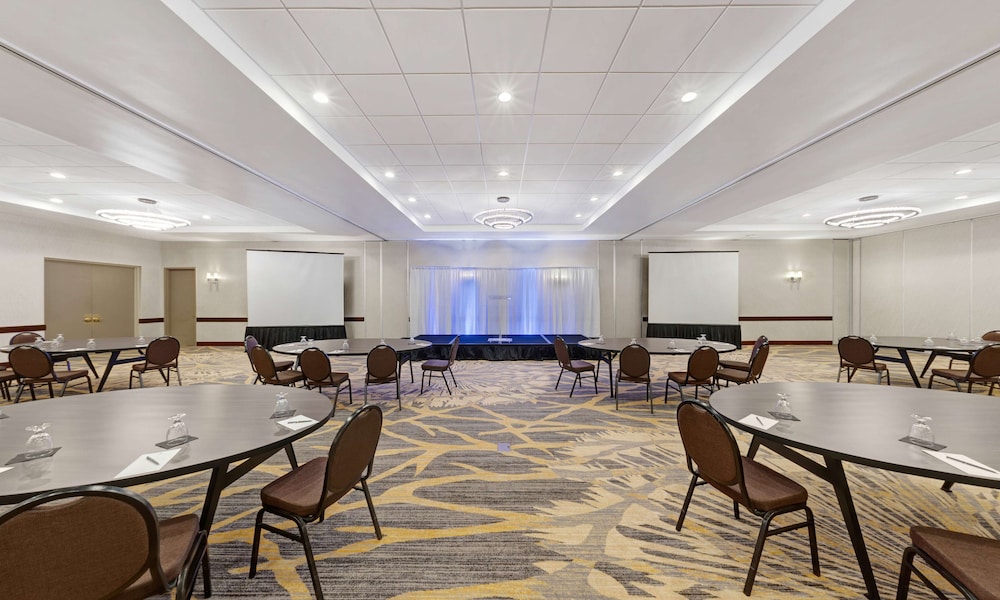 Embassy Suites by Hilton Milwaukee Brookfield - photo 84