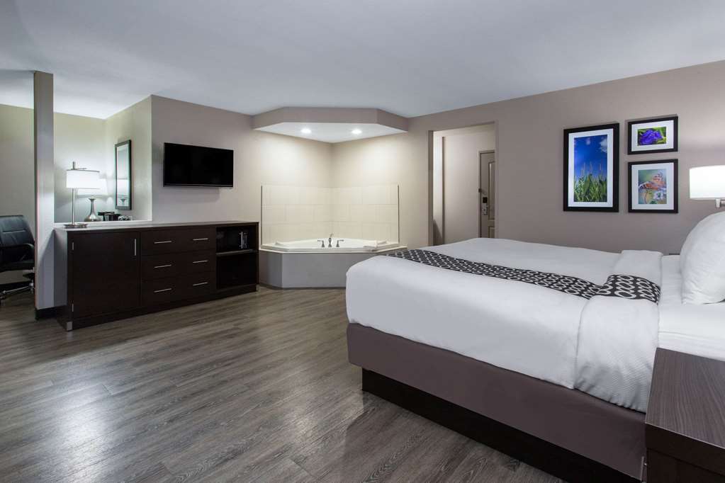 La Quinta Inn & Suites by Wyndham Effingham - photo 35