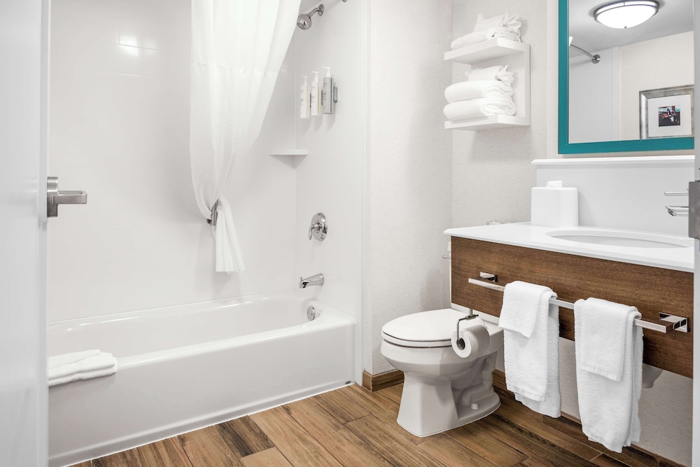 Hampton Inn Grand Rapids North - photo 18