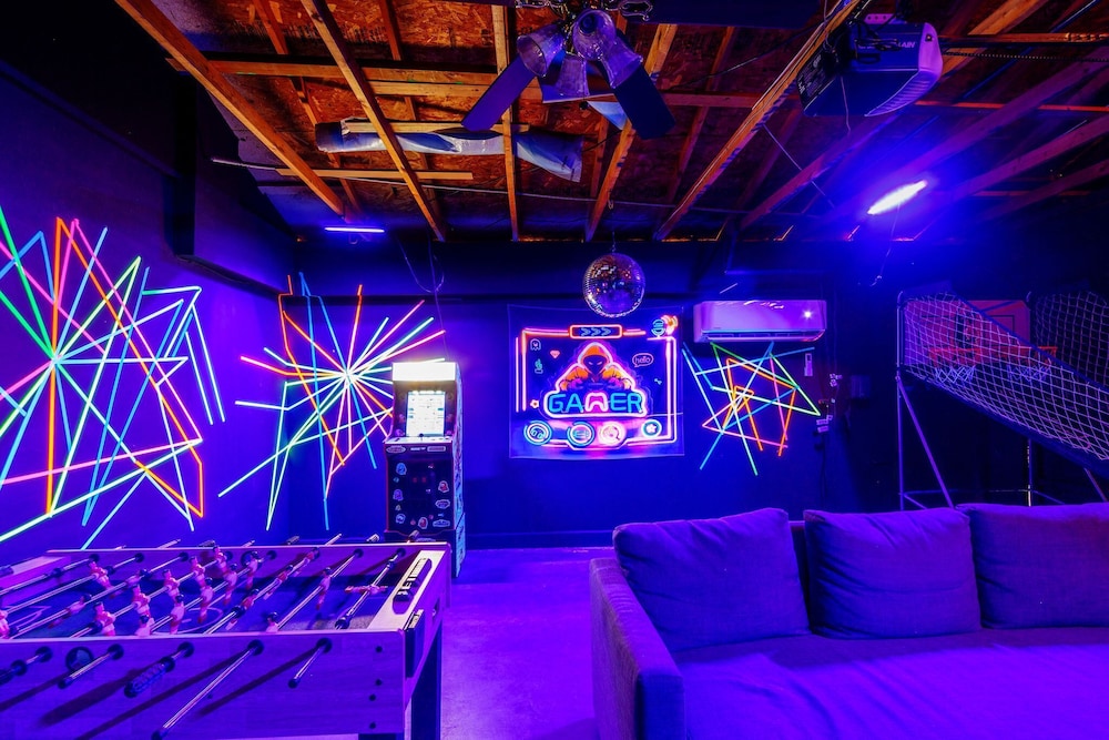 4BR Retro Game Room Theater Pool & Spa - photo 39