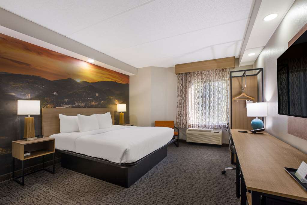 Clarion Pointe Sevierville Pigeon Forge - photo 21