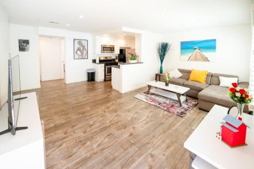Cozy Stylish 1 Bedroom In Hollywood With Free Gated Parking — 4-Star Luxury Hotel in Los Angeles, United States