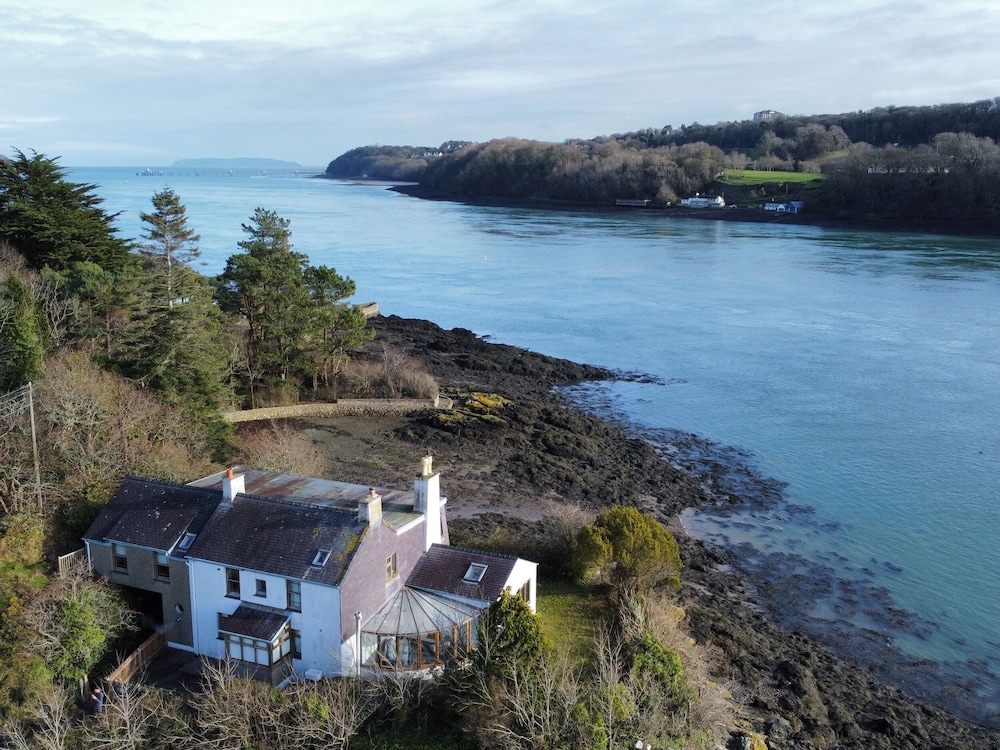 Ynys Faelog Cottage — 4-Star Luxury Hotel in Menai Bridge, United Kingdom
