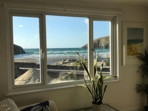 Fabulous Beach Pad Just 20 Paces From The Sea — 4-Star Luxury Hotel in Newquay, United Kingdom
