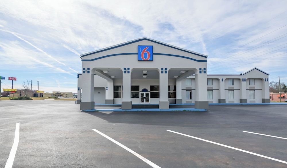 Motel 6 Forsyth GA Tift College - carbon neutral hotel in Forsyth