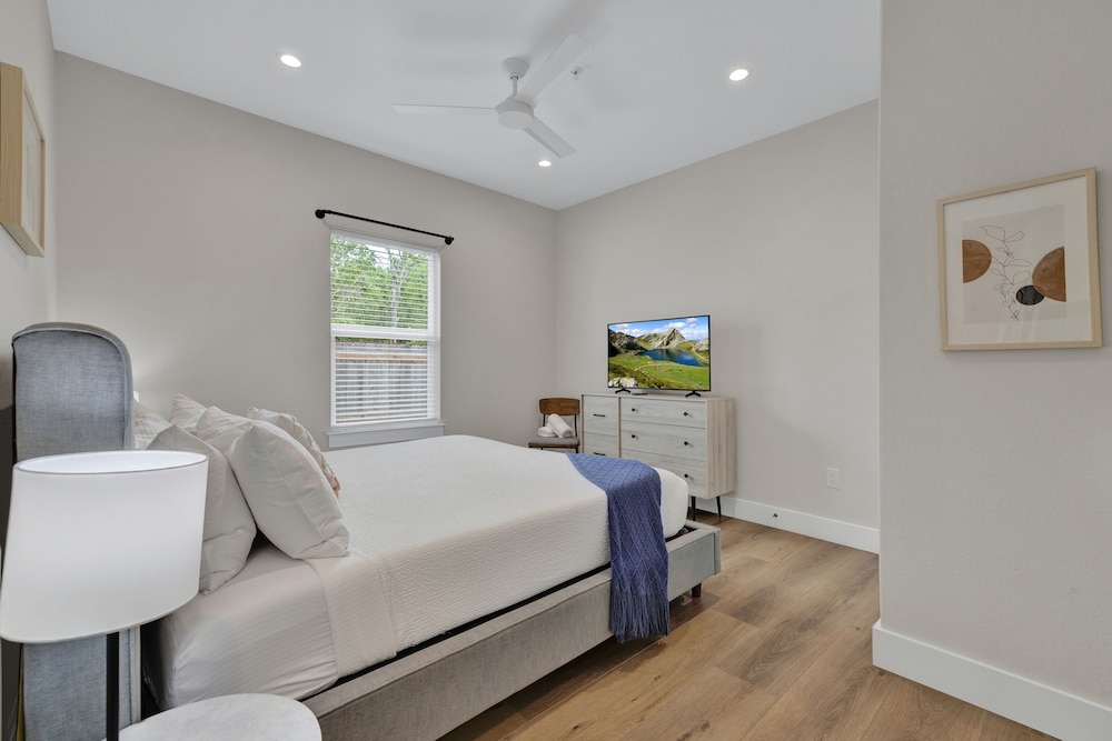 The Grove D With Hot Tub & King Beds Walk to Main - photo 4