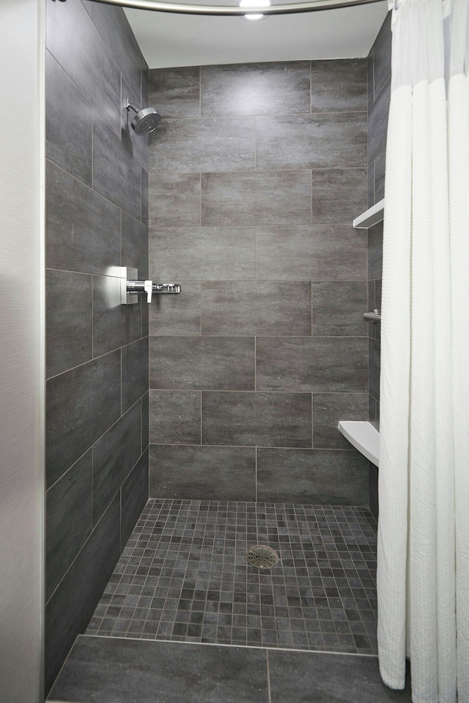 Courtyard by Marriott Medford Airport - photo 40