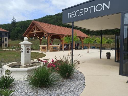 Rv Sidence Services Sv Niors in Montignac, France