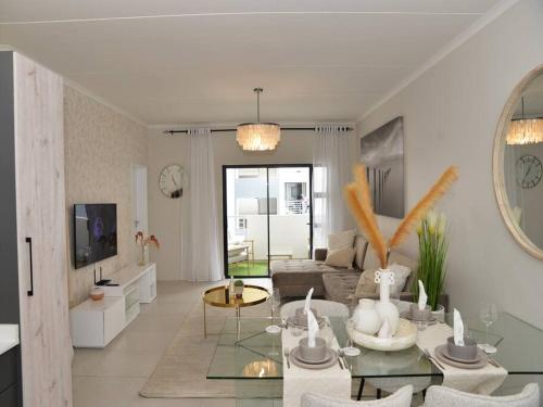 Elcaro Luxury Villas Urban Taupe — 4-Star Luxury Hotel in Midrand, South Africa