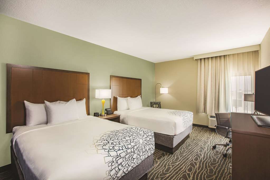La Quinta Inn & Suites by Wyndham Wichita Northeast - photo 21