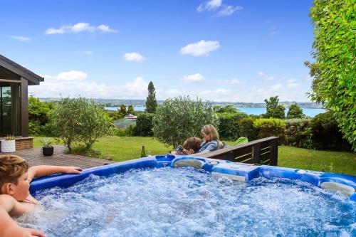 The Bird House Kawaha Point Rotorua. Stylish Six Bedroom Home with Space Views And Relaxed Atmosphere — 4-Star Luxury Hotel in Rotorua, New Zealand