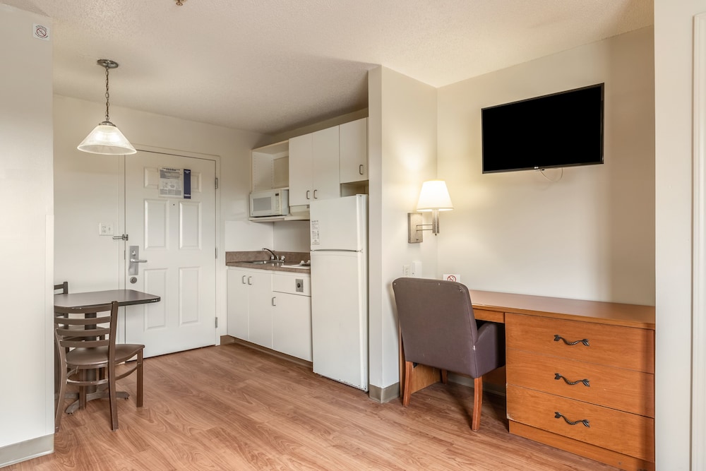 HomeTowne Studios & Suites by Red Roof Charlotte Concord - photo 5