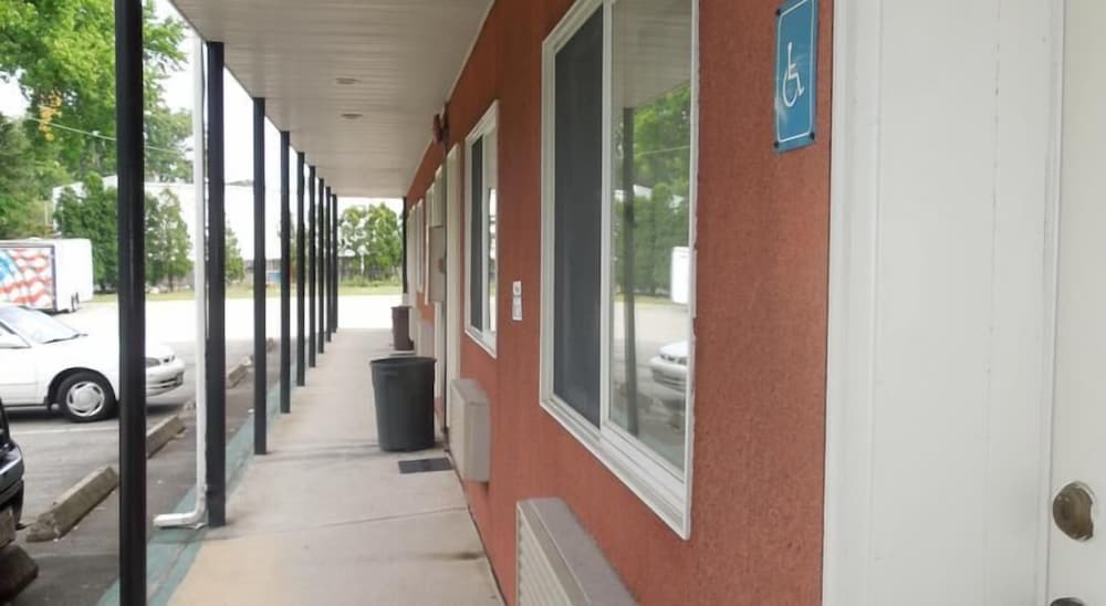 Lee's Motel - photo 25