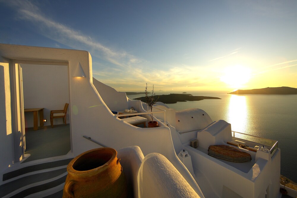Ikastikies Suites — 4-Star Luxury Hotel in Fira, Greece