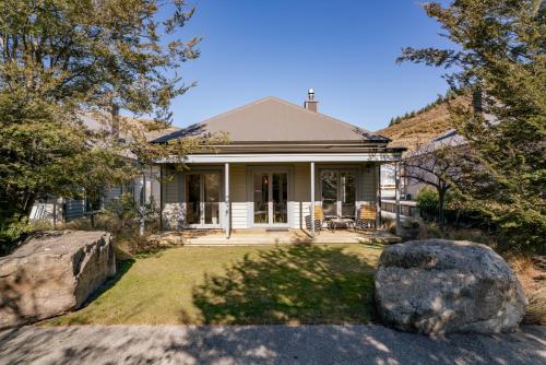 Gold Rush Chalet Cardrona Holiday Home — 4-Star Luxury Hotel in Queenstown, New Zealand